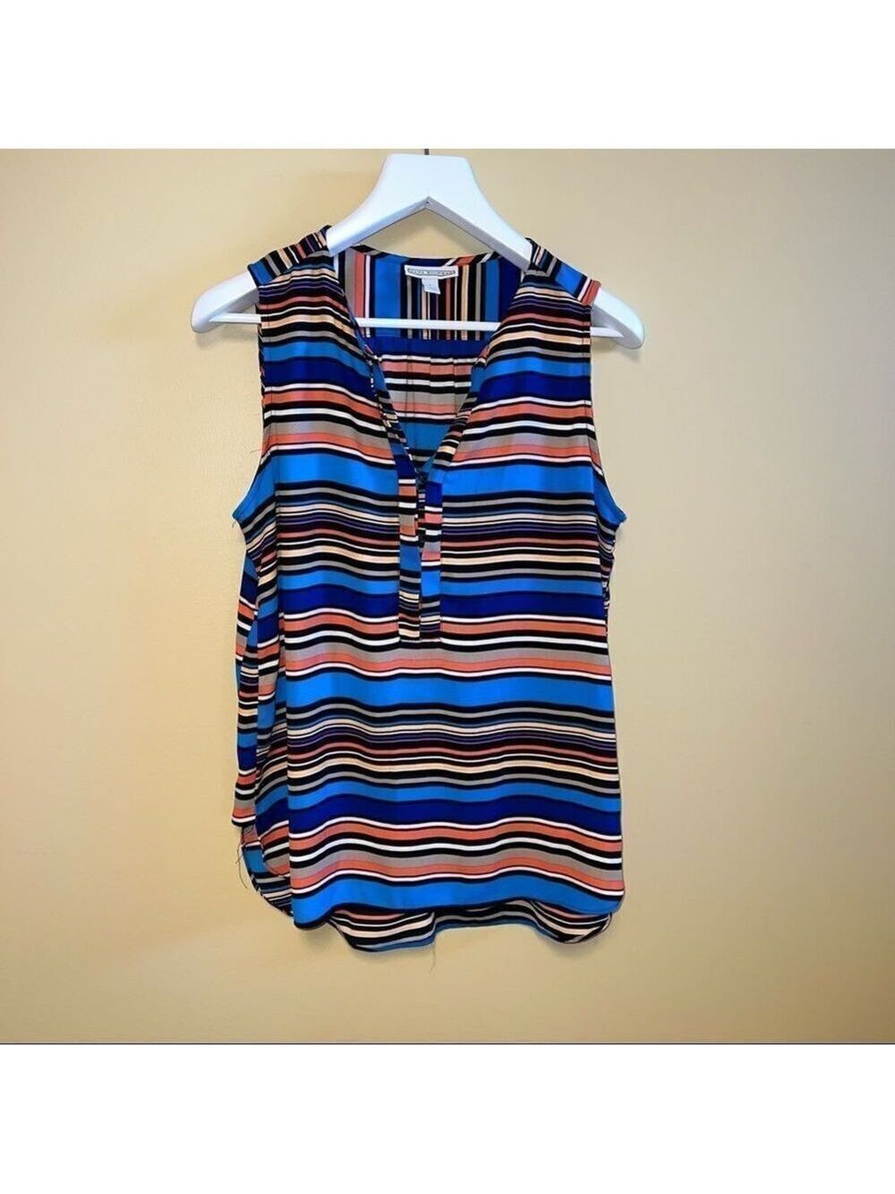 Dana Buchman sleeveless top. Large